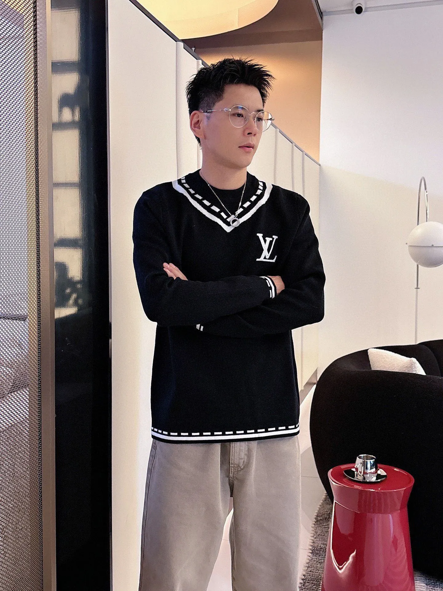 🅿️420 【LV Louis Vuitton】Autumn and winter classic round neck pullover sweater, in full condition! ! ! Wool blended fabric, the latest model in 2025, golden ratio! ! Slim-fitting soft gold, versatile and practical item, the combination and practicality are extremely powerful, simple and elegant, and classy! To create your own style, it is highly recommended to buy it in two colors. The standard slim fit tailoring process is suitable for both young and old men. It is knitted from wool and will not cause any discomfort! While keeping warm, it is stylish, textured and wearable, and the classic logo with contrasting colors on the chest feels in place! ! Recommended for regular customers! ! Size M-3XL (maximum wear: 190 pounds)